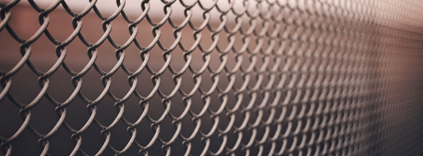 Ogrodzenie panelowe czy z siatki?